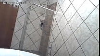 Мачеха принимает душ перед скрытой камерой